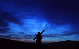 How best to see noctilucent clouds in the night sky