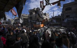 Palestinians examine the destruction after an Israeli strike on Rafah in the Gaza Strip (Image: AP Photo/Fatima Shbair)