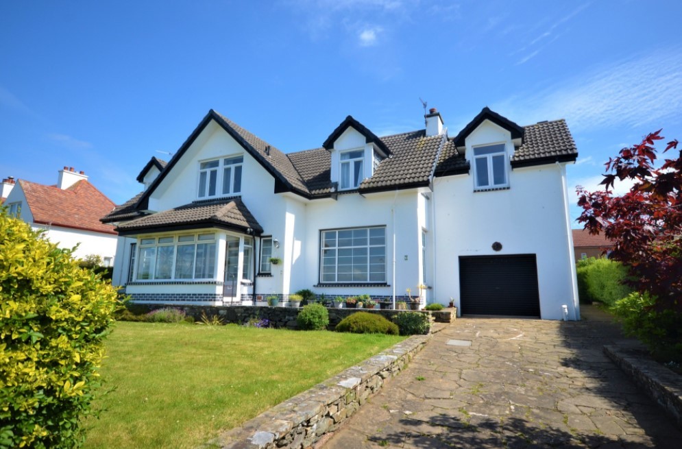 The 1930's property is situated on Kidston Drive and has magnificent views of the Firth of Clyde and the Rosneath Peninsula