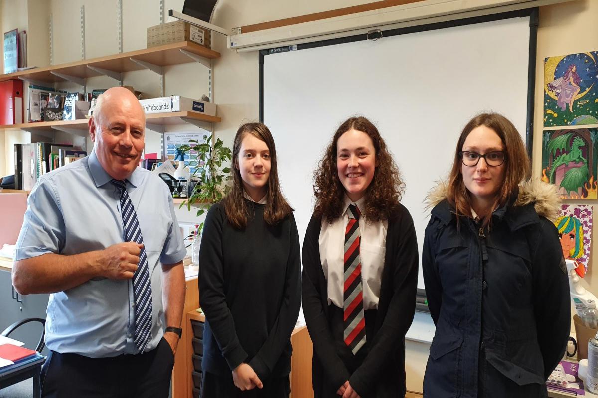 Gordon Turnbull with pupils Katy Murphy, Kate O’Brien
and Lucy Price